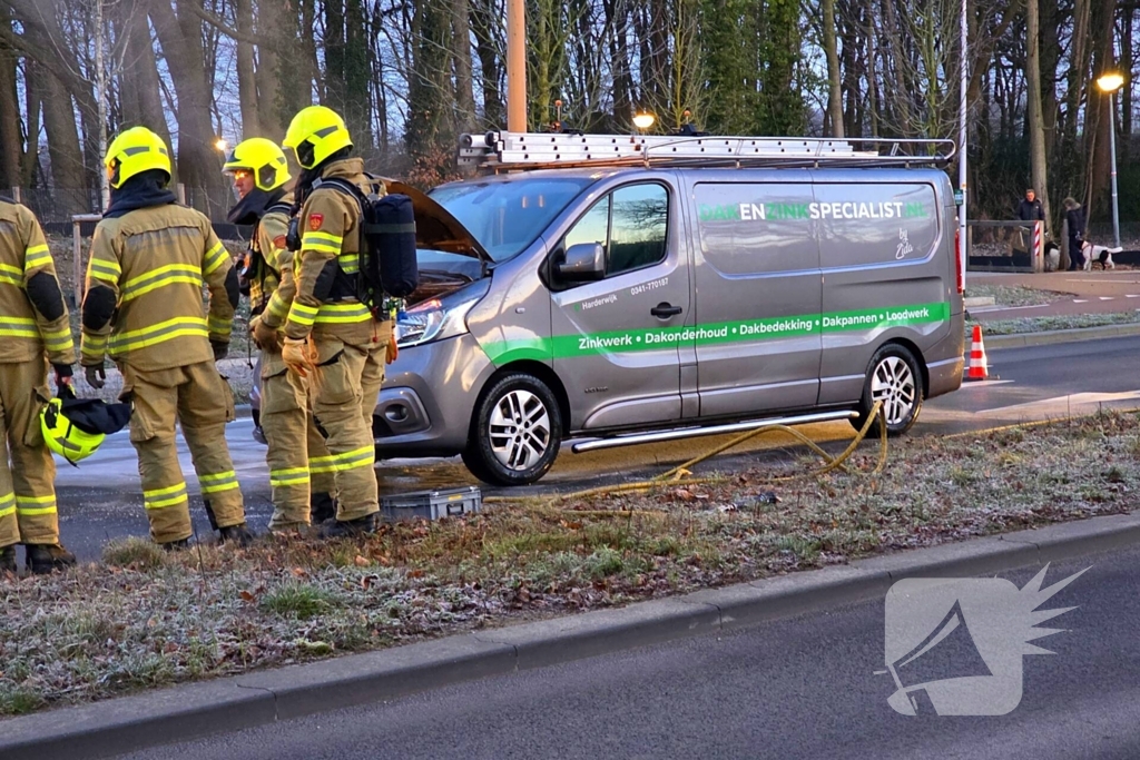 Bestelbus van dakdekker vat vlam