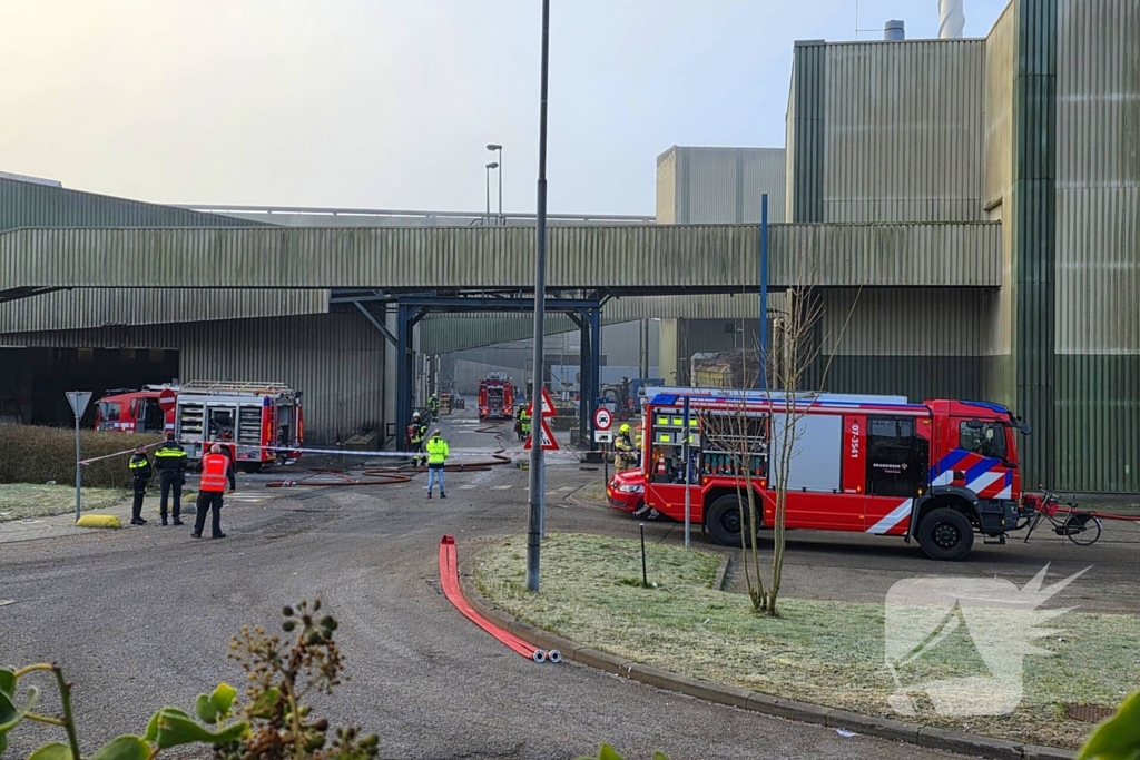 Brand in loods van papierfabriek