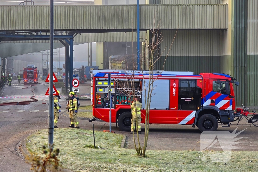 Brand in loods van papierfabriek