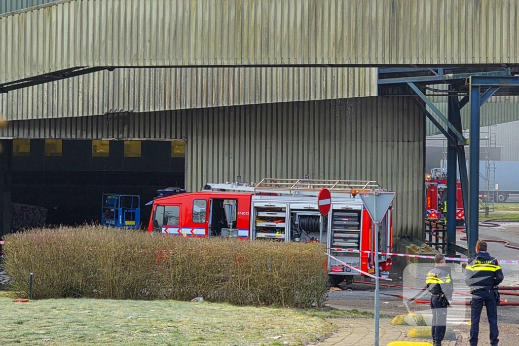 Brand in loods van papierfabriek