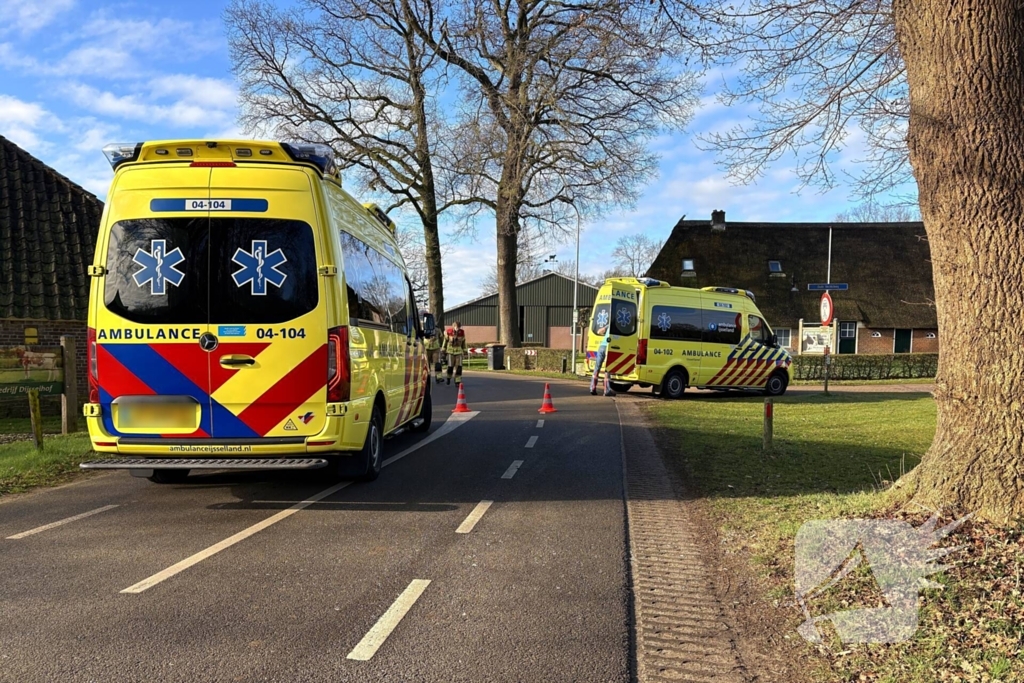 Weg afgesloten na aanrijding tussen voertuigen