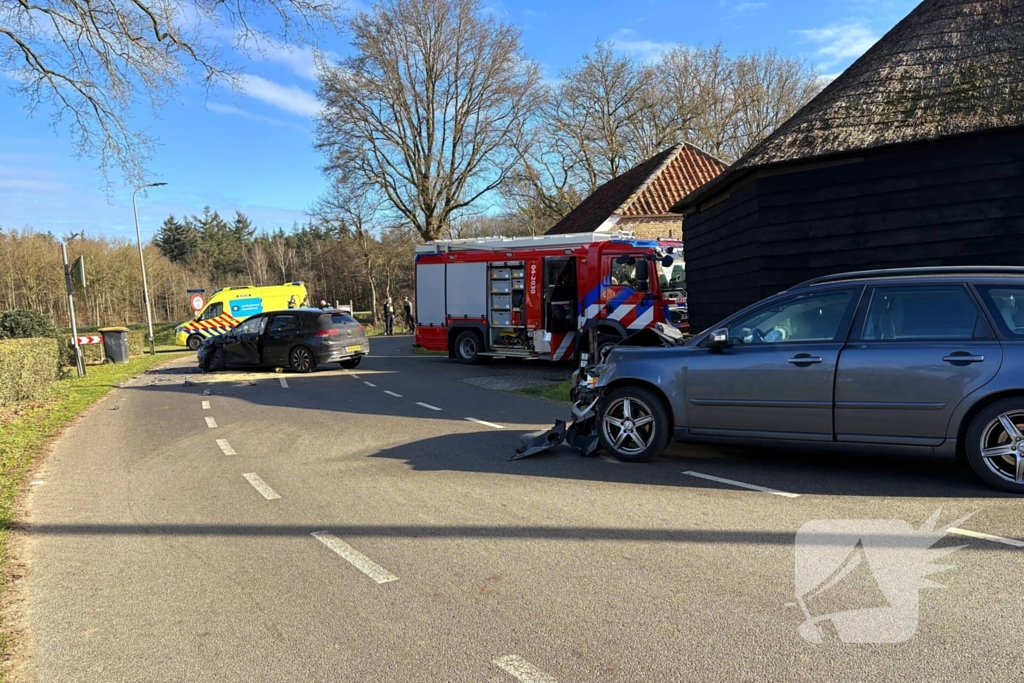 Weg afgesloten na aanrijding tussen voertuigen