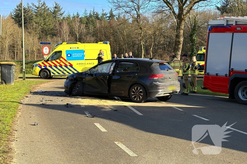 Weg afgesloten na aanrijding tussen voertuigen
