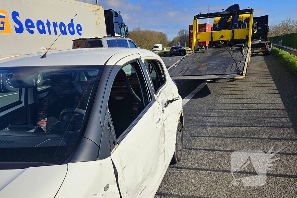 Auto en vrachtwagen komen in botsing