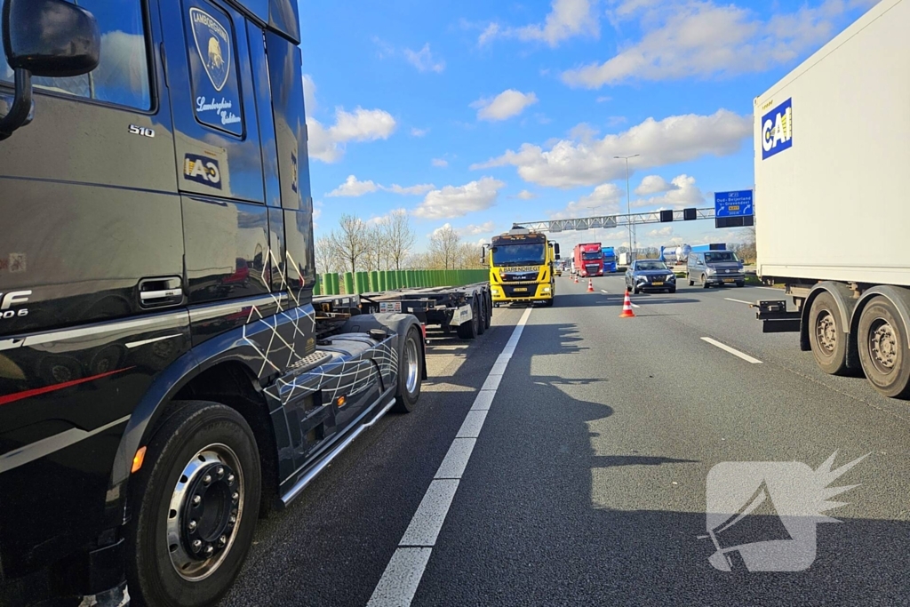 Auto en vrachtwagen komen in botsing
