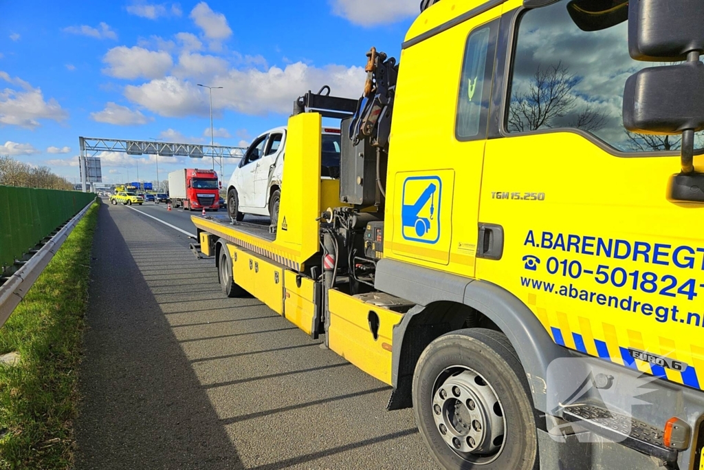 Auto en vrachtwagen komen in botsing