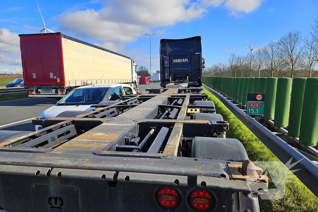 Auto en vrachtwagen komen in botsing