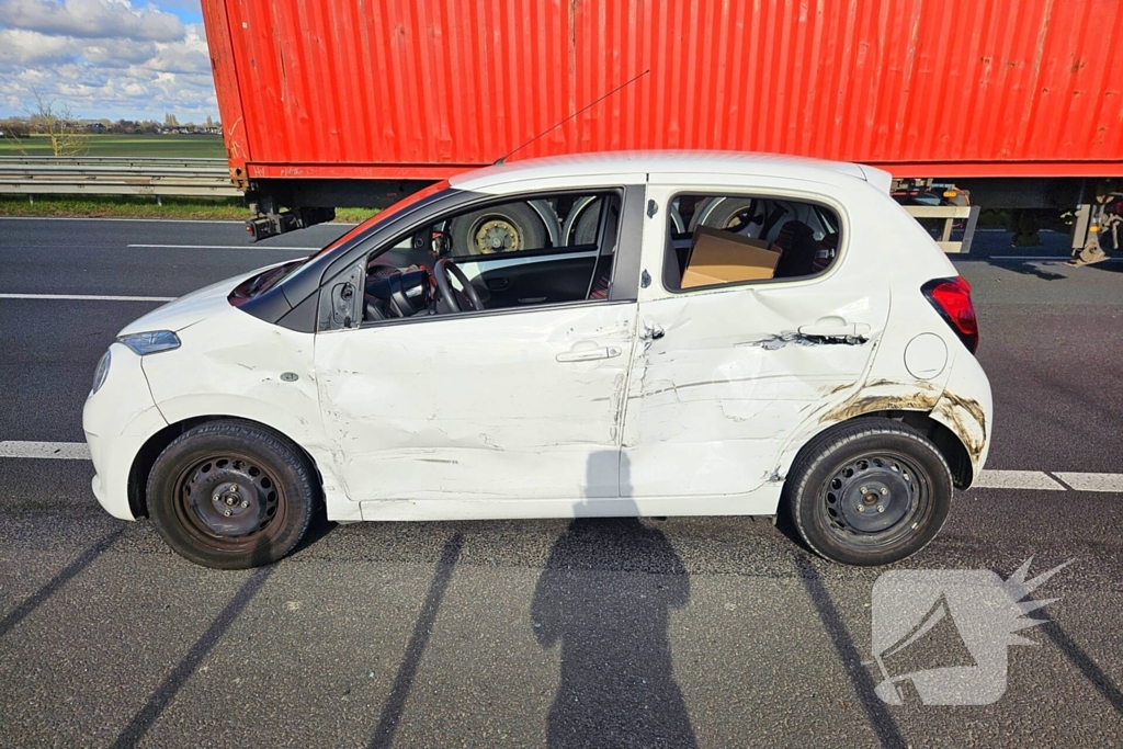 Auto en vrachtwagen komen in botsing