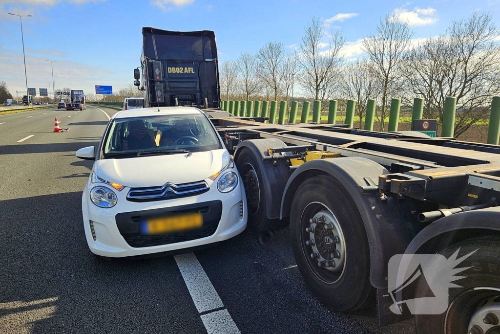 Auto en vrachtwagen komen in botsing