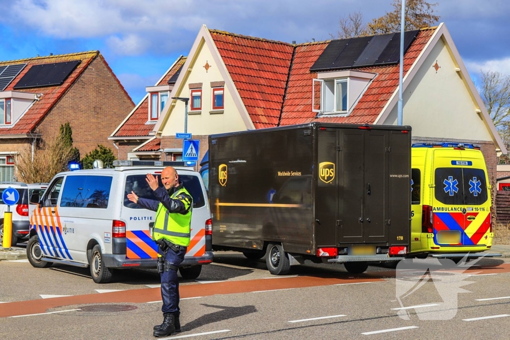 Bezorgbus in botsing met auto