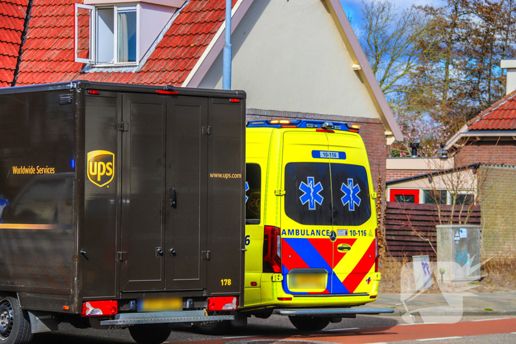 Bezorgbus in botsing met auto