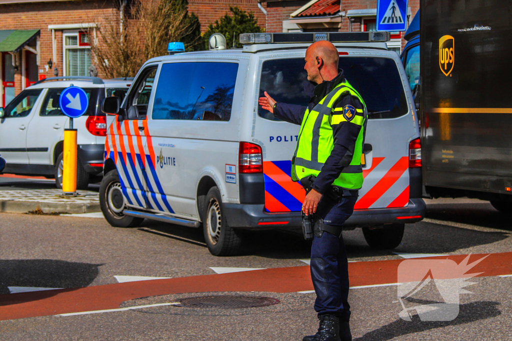Bezorgbus in botsing met auto