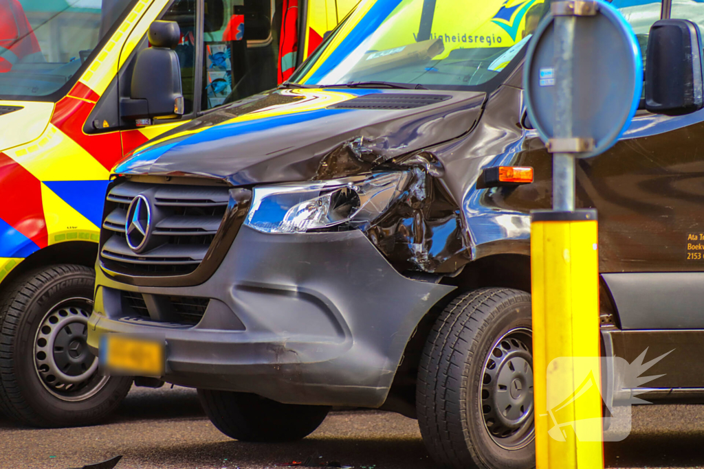 Bezorgbus in botsing met auto