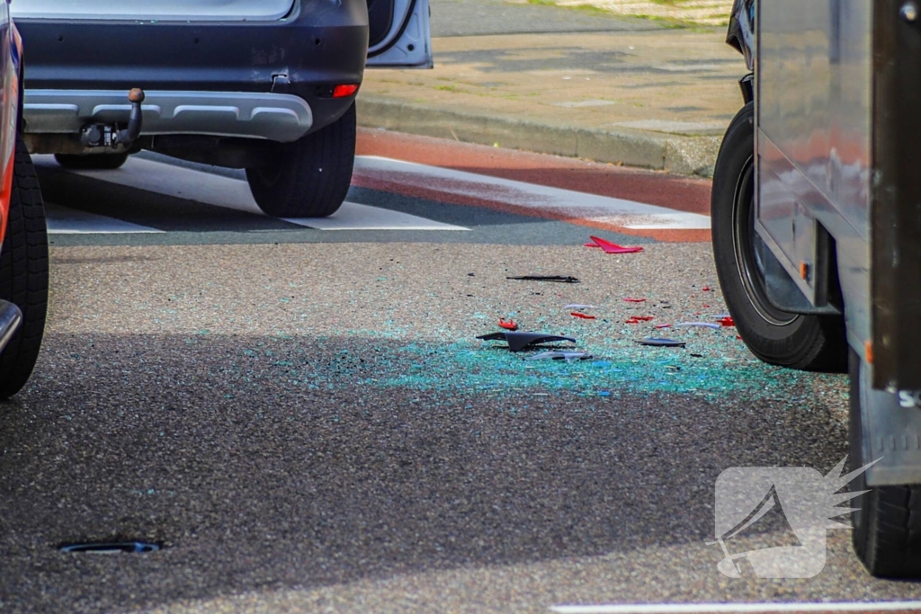 Bezorgbus in botsing met auto