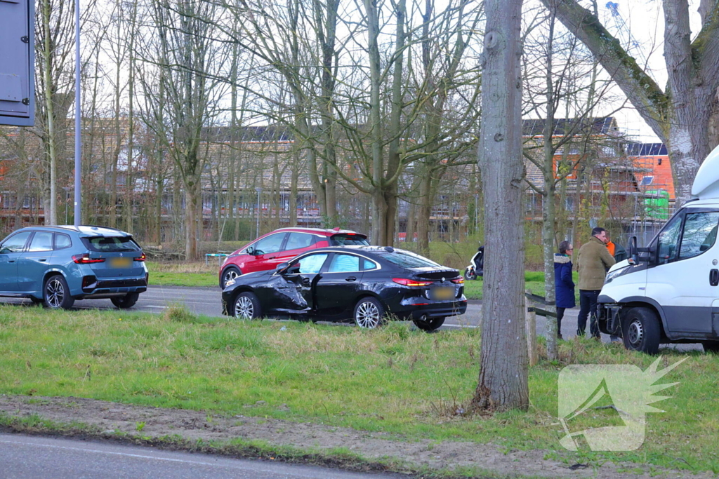 Geen gewonden bij aanrijding met bakwagen