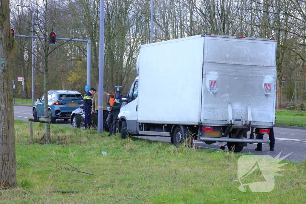 Geen gewonden bij aanrijding met bakwagen