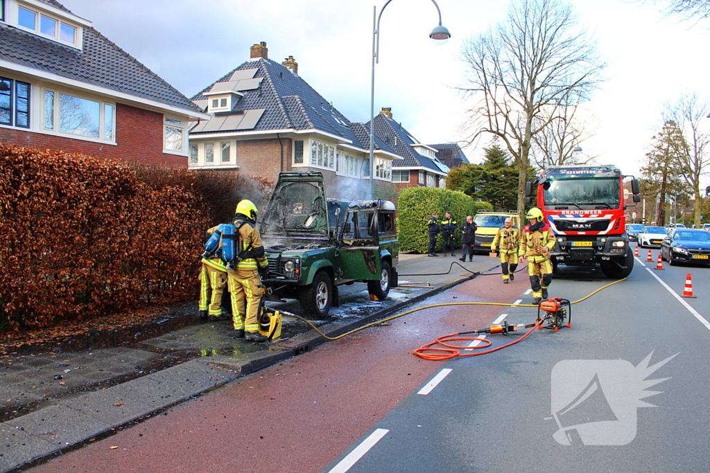 Terreinwagen in vlammen tijdens rit naar garage
