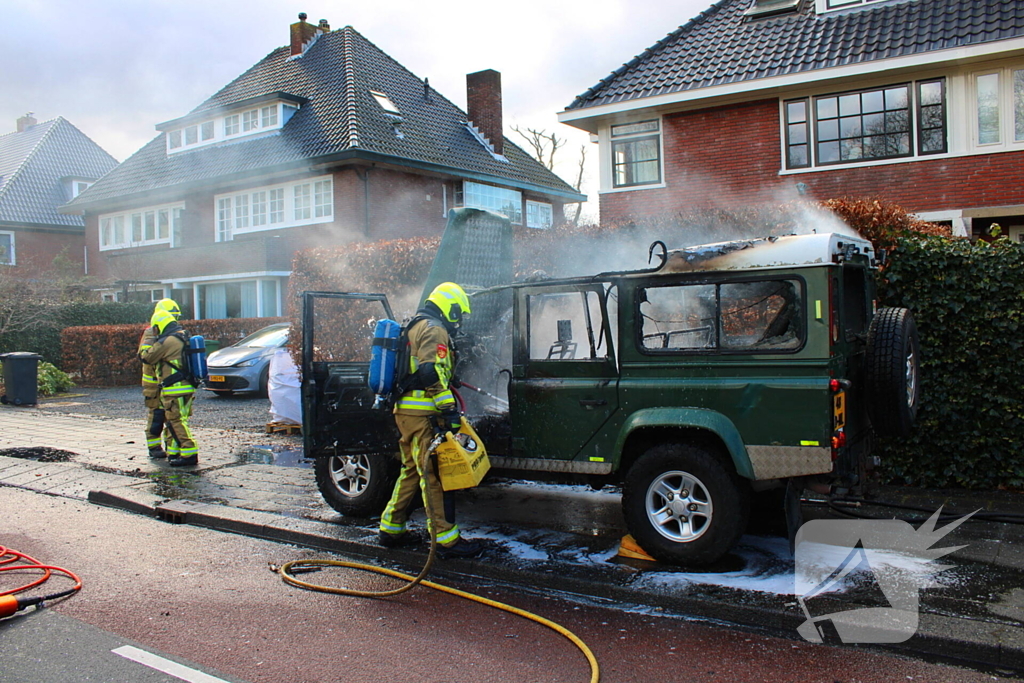 Terreinwagen in vlammen tijdens rit naar garage