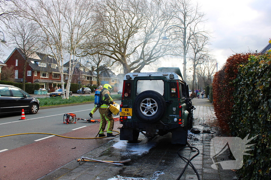 Terreinwagen in vlammen tijdens rit naar garage
