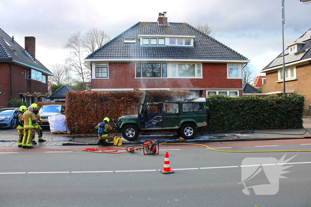 Terreinwagen in vlammen tijdens rit naar garage