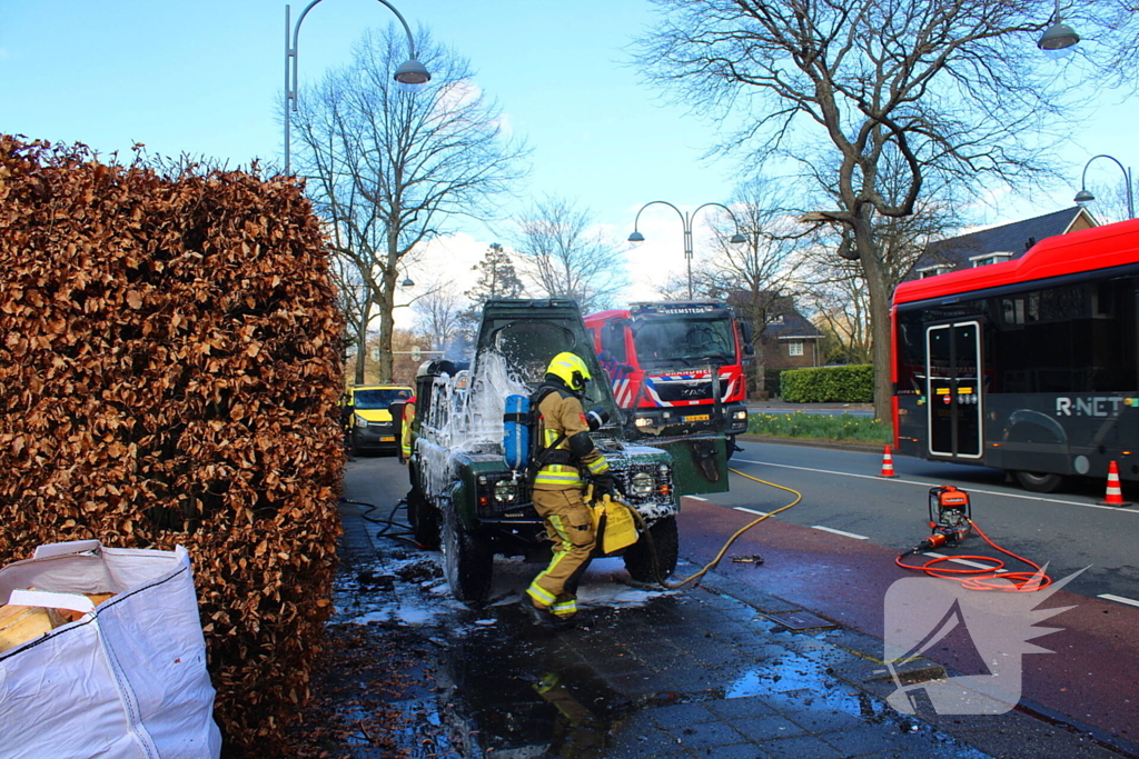 Terreinwagen in vlammen tijdens rit naar garage