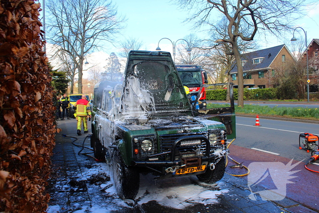 Terreinwagen in vlammen tijdens rit naar garage