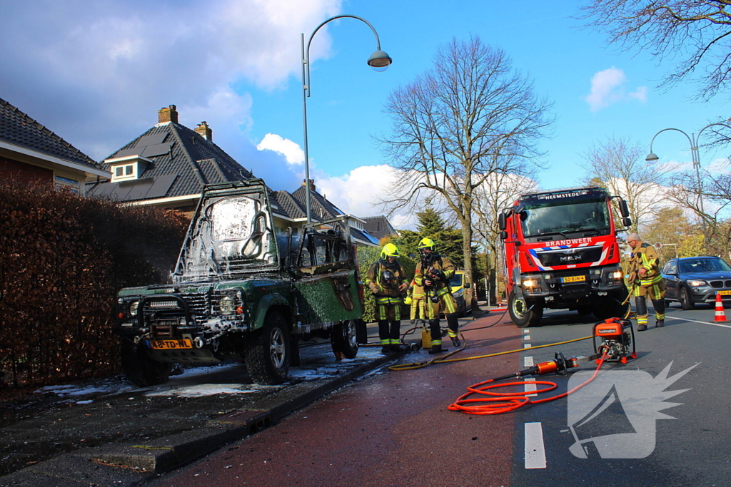 Terreinwagen in vlammen tijdens rit naar garage