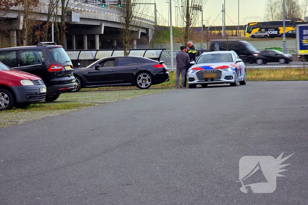 Politie haalt auto van snelweg
