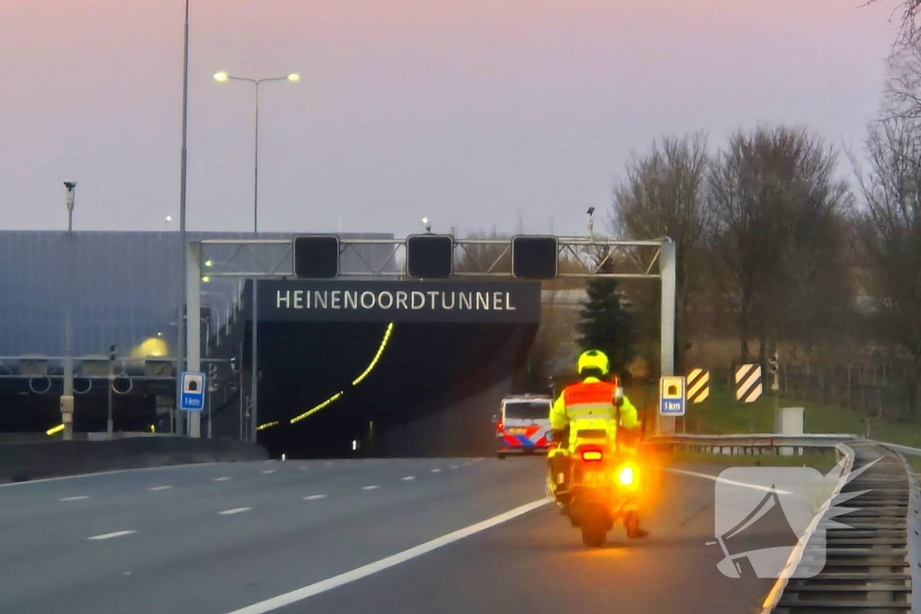 Brandende auto's in tunnel zorgen voor flinke file