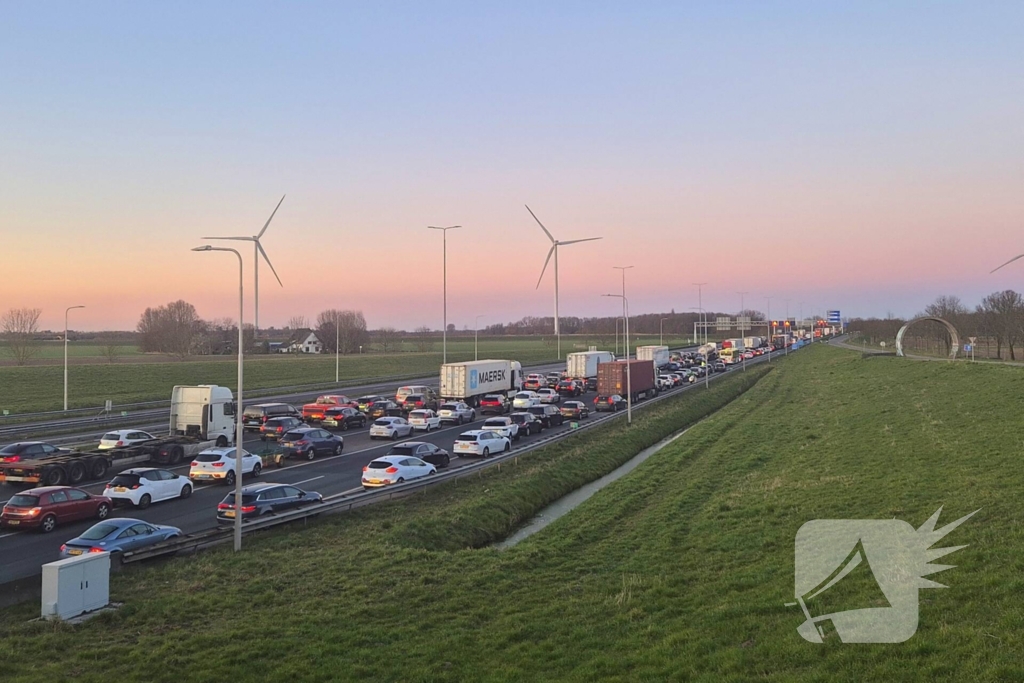 Brandende auto's in tunnel zorgen voor flinke file