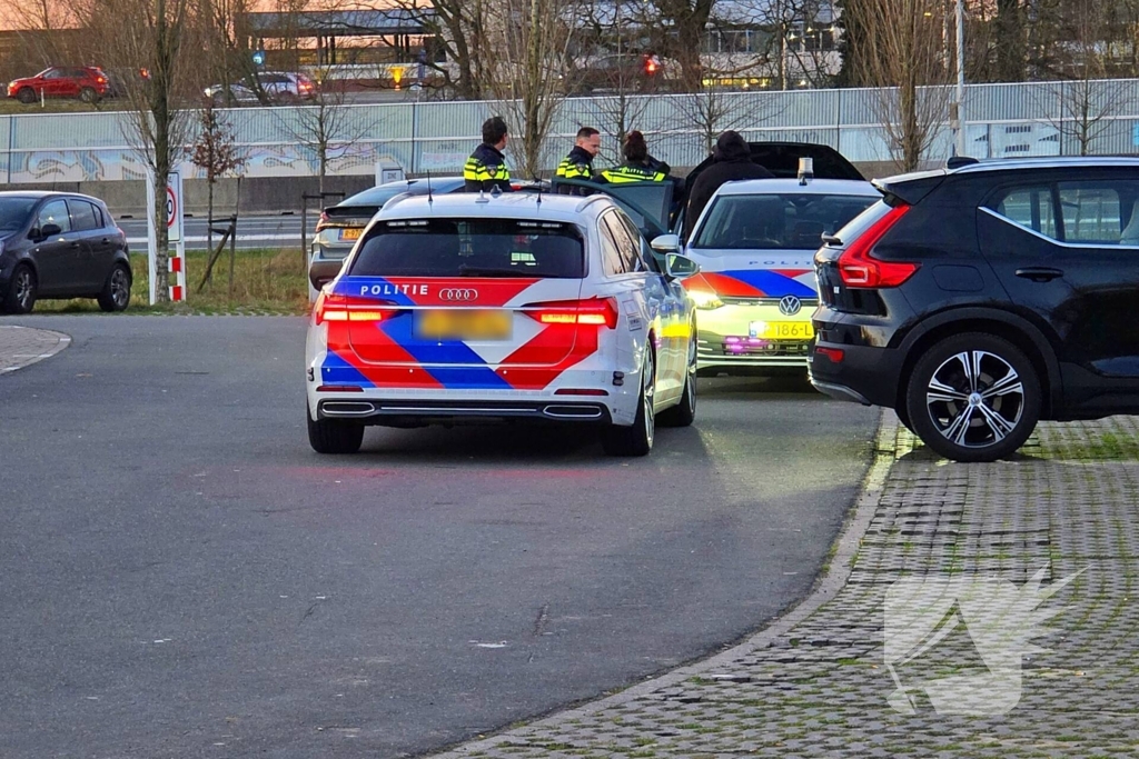 Politie doorzoekt voertuigen op carpoolplaats