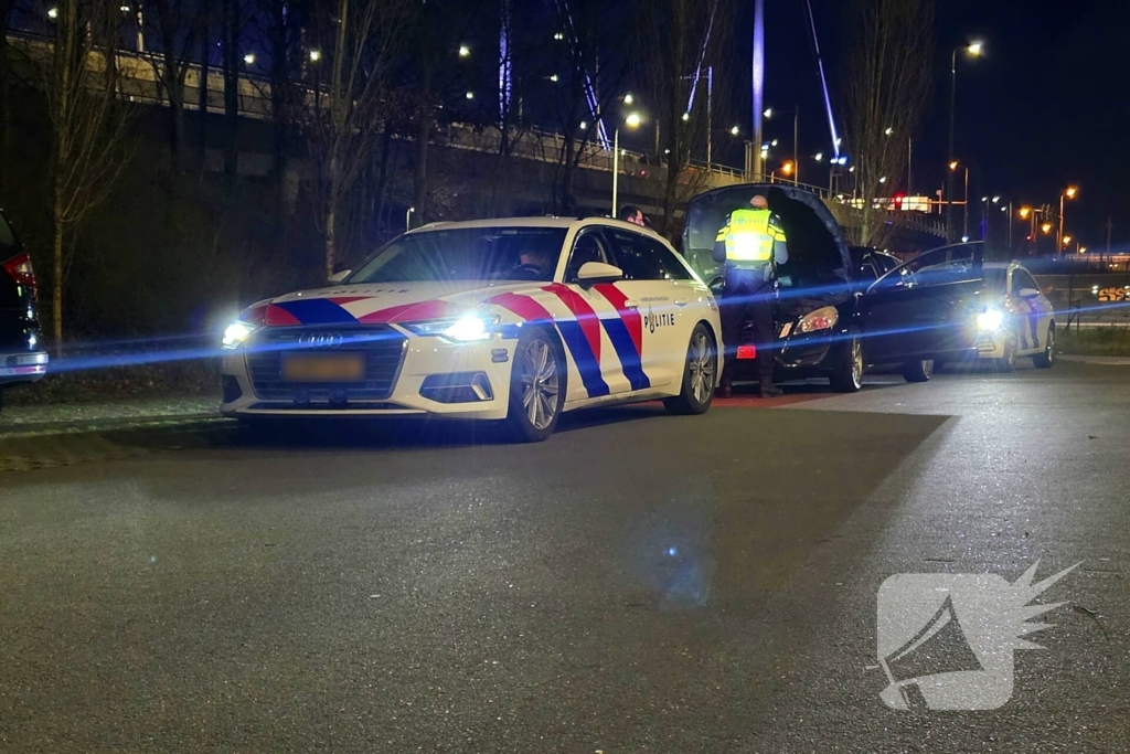 Politie doorzoekt voertuigen op carpoolplaats