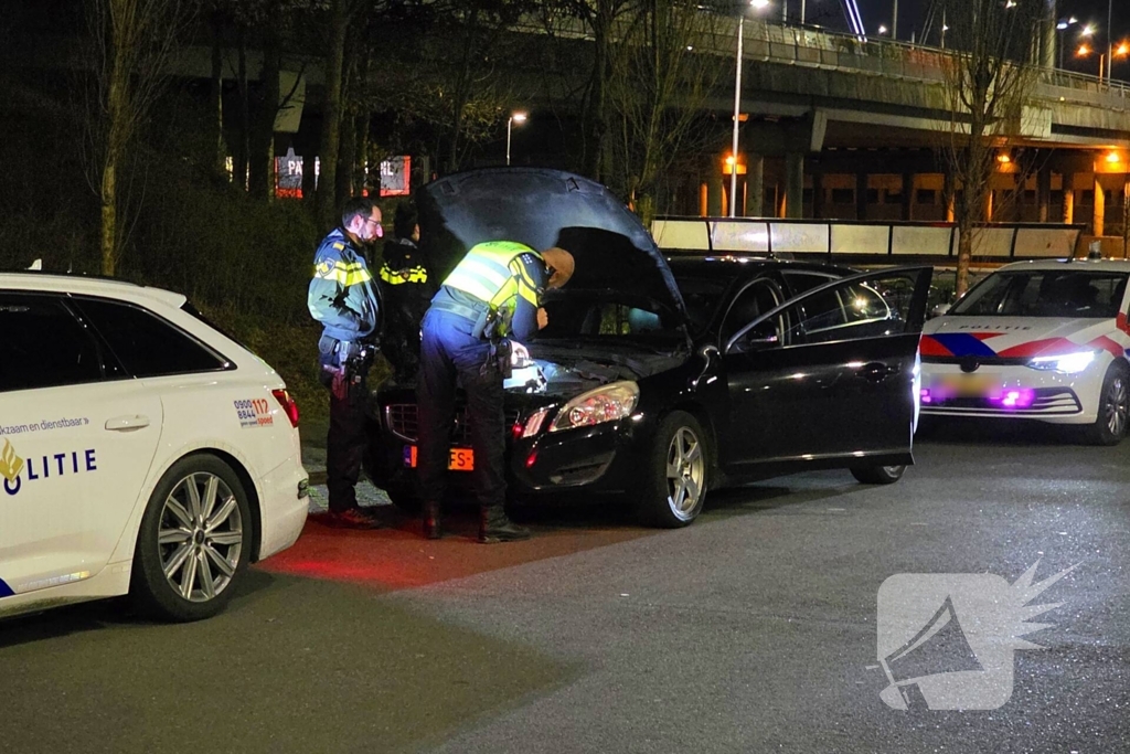 Politie doorzoekt voertuigen op carpoolplaats