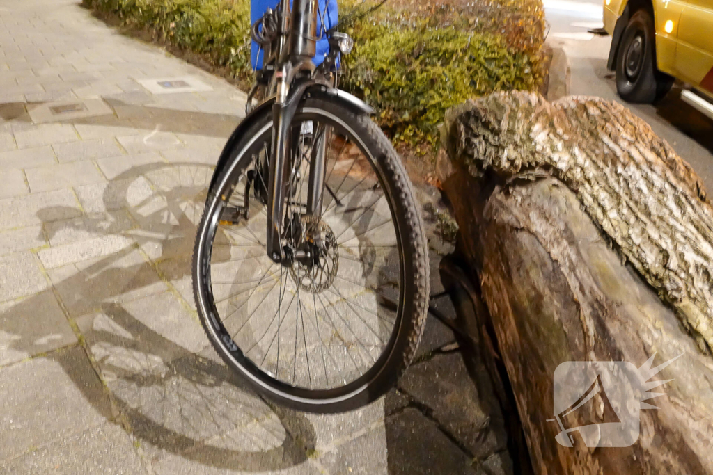 Fiets beschadigd bij aanrijding op rotonde