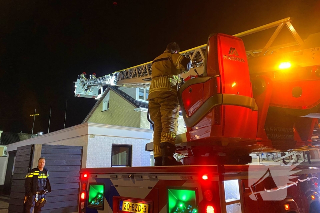Brand in schoorsteen van woning
