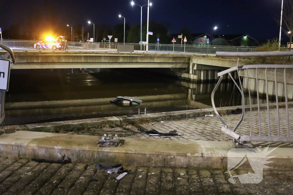 Auto rijdt rechtdoor op rotonde en belandt in water