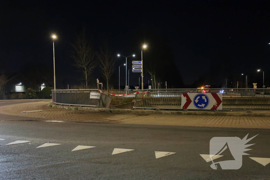 Auto rijdt rechtdoor op rotonde en belandt in water