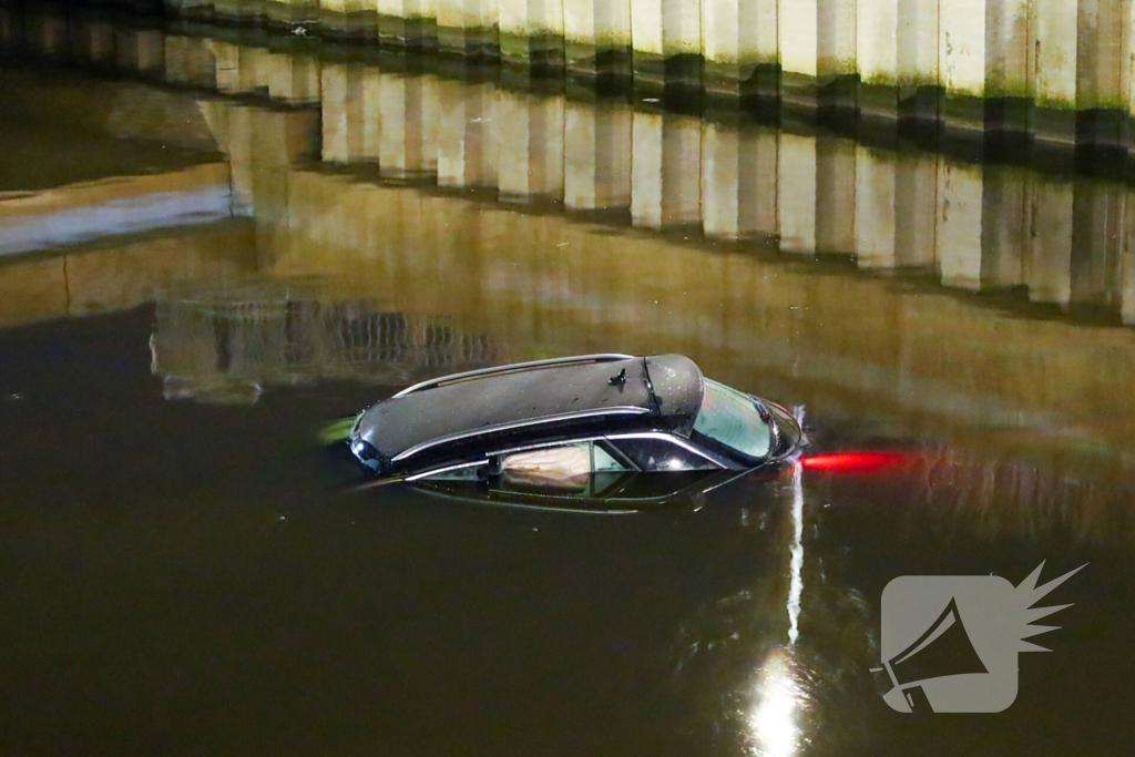 Auto rijdt rechtdoor op rotonde en belandt in water