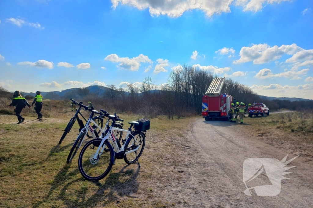 Flink stuk duin in brand, brandweer schaalt op