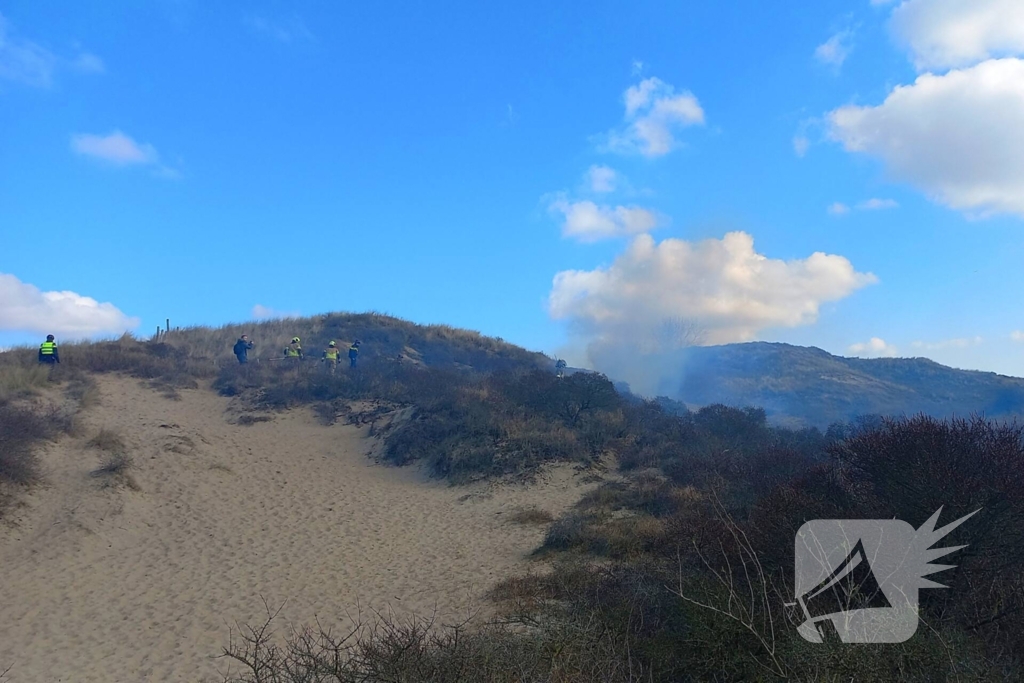 Flink stuk duin in brand, brandweer schaalt op