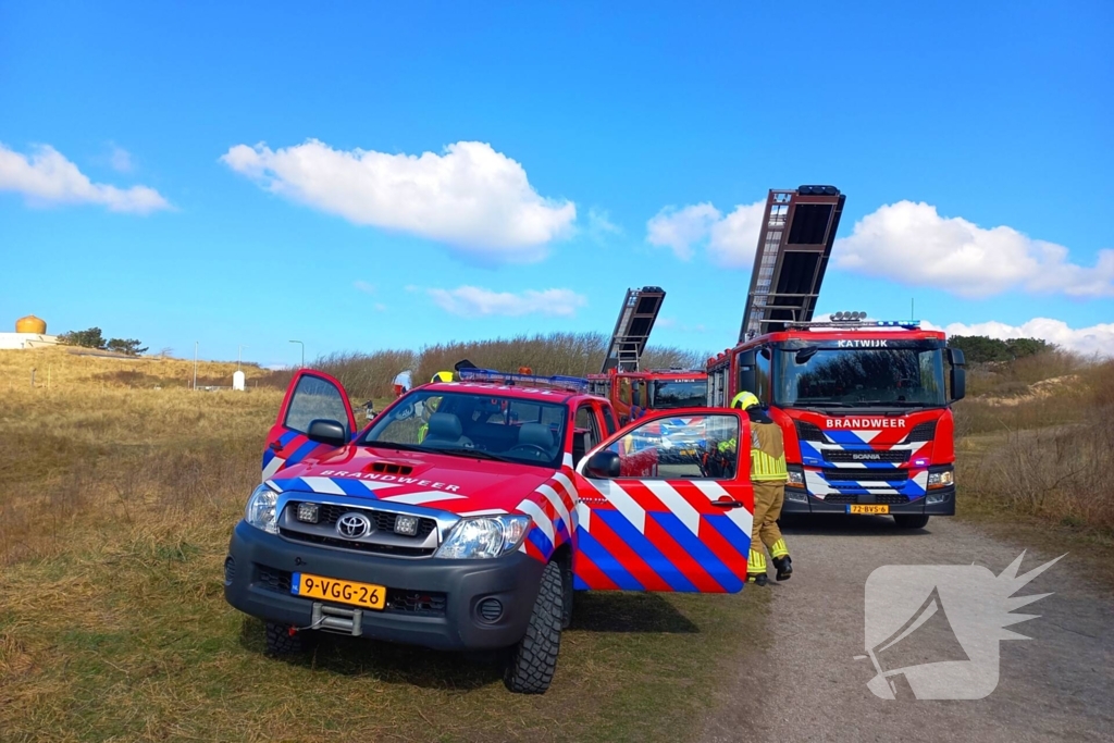 Flink stuk duin in brand, brandweer schaalt op