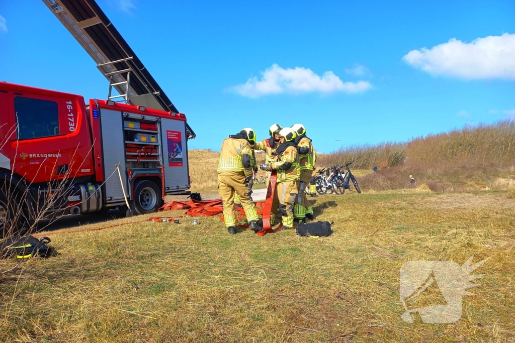 Flink stuk duin in brand, brandweer schaalt op