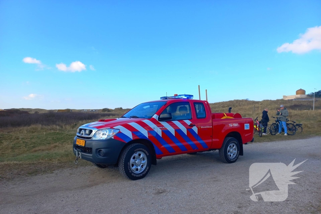Flink stuk duin in brand, brandweer schaalt op