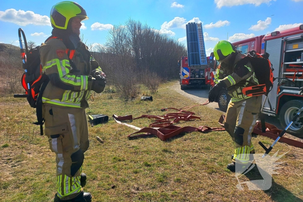Flink stuk duin in brand, brandweer schaalt op