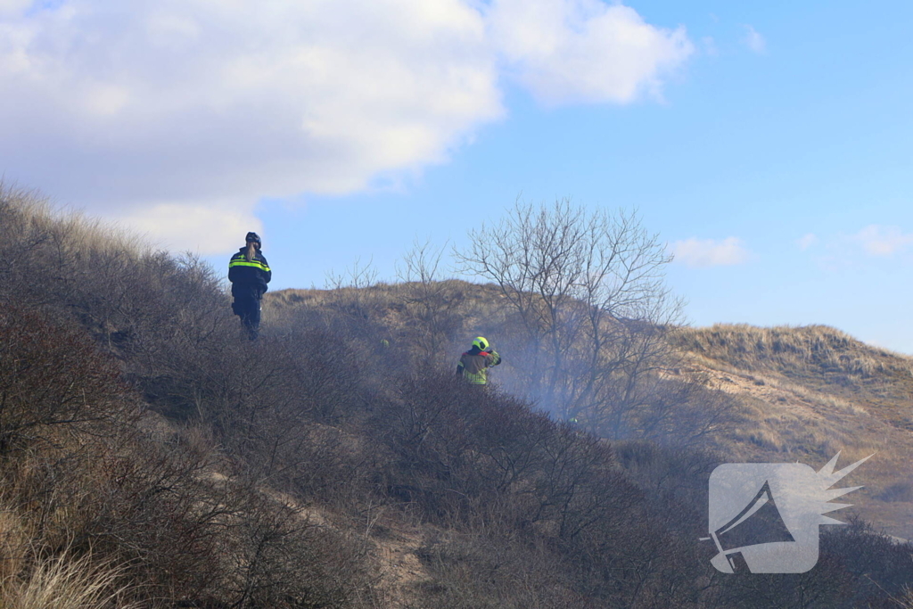 Flink stuk duin in brand, brandweer schaalt op