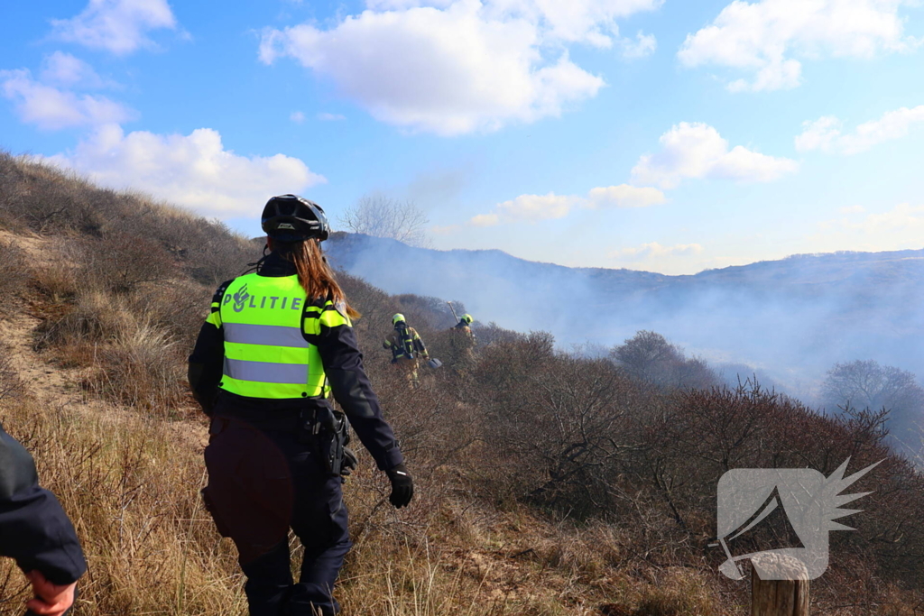 Flink stuk duin in brand, brandweer schaalt op