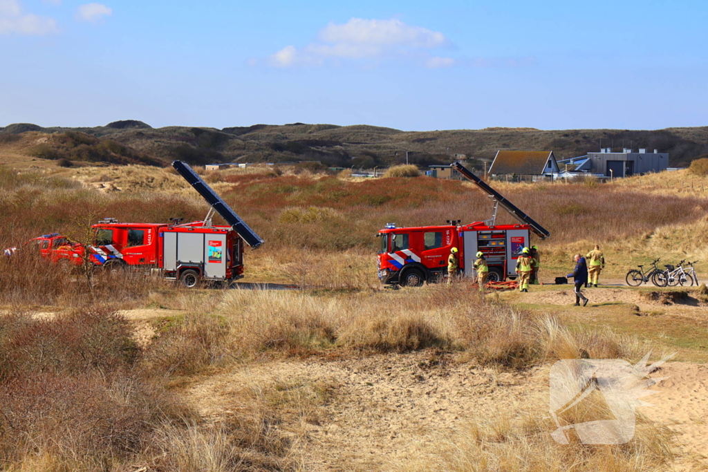 Flink stuk duin in brand, brandweer schaalt op