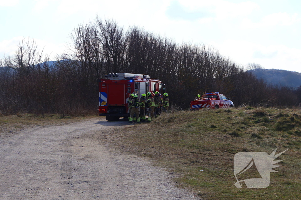Flink stuk duin in brand, brandweer schaalt op