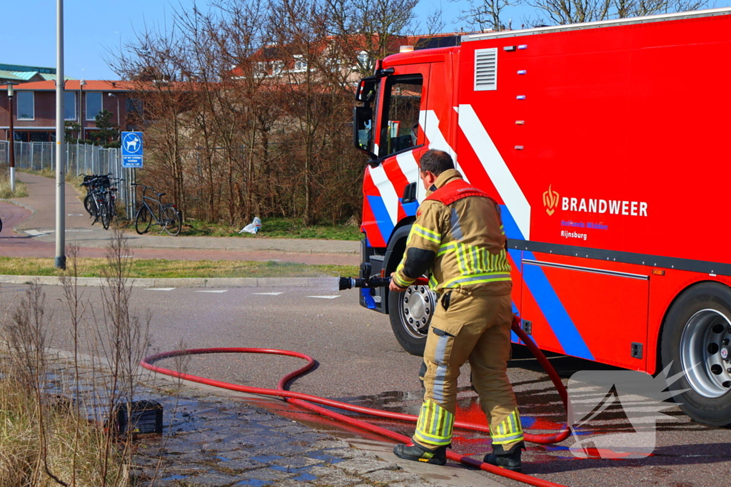 Flink stuk duin in brand, brandweer schaalt op