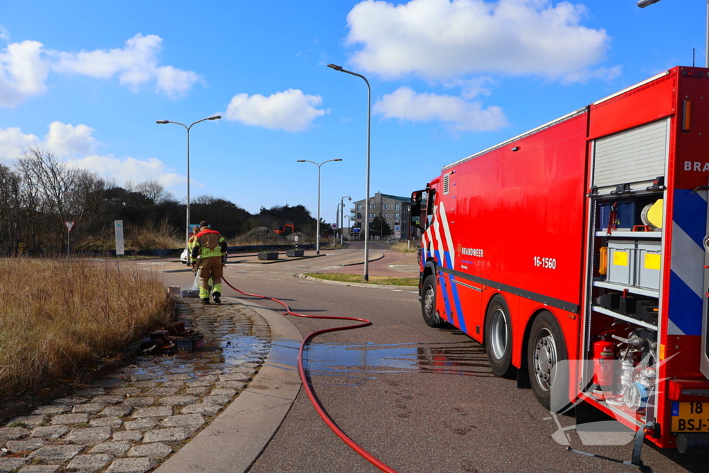 Flink stuk duin in brand, brandweer schaalt op